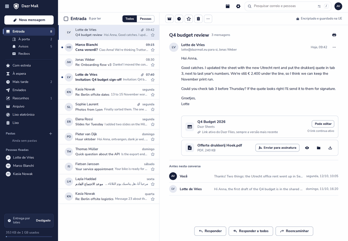 Dazr Mail com uma conversa aberta: três mensagens sobre a revisão de um orçamento, uma folha de cálculo sempre atualizada do Dazr Files e um PDF
